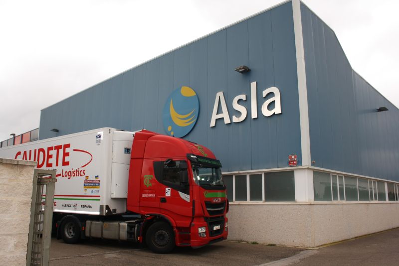 Camiones con ayuda humanitaria parten hoy hacia Ucrania desde las instalaciones de Fundación Asla