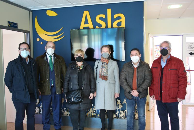 Representantes de la entidad Eurocaja Rural visitan las instalaciones de Fundación Asla